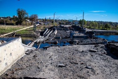 Bakhmut şehri cephe hattında, bir haftadır yoğun bombardıman altında, binalar ağır darbe aldı ve şehirde kalan sakinler ellerinden geldiğince saklanıyorlar.