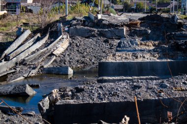 Bakhmut şehri cephe hattında, bir haftadır yoğun bombardıman altında, binalar ağır darbe aldı ve şehirde kalan sakinler ellerinden geldiğince saklanıyorlar.