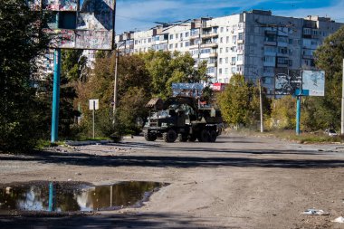 Bakhmut şehri cephe hattında, bir haftadır yoğun bombardıman altında, binalar ağır darbe aldı ve şehirde kalan sakinler ellerinden geldiğince saklanıyorlar.