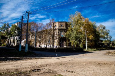 Bakhmut şehri cephe hattında, bir haftadır yoğun bombardıman altında, binalar ağır darbe aldı ve şehirde kalan sakinler ellerinden geldiğince saklanıyorlar.
