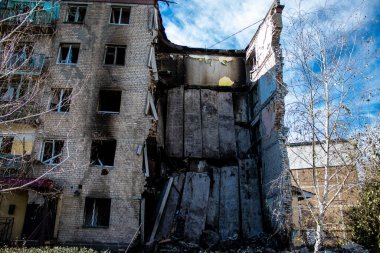 Bakhmut şehri cephe hattında, bir haftadır yoğun bombardıman altında, binalar ağır darbe aldı ve şehirde kalan sakinler ellerinden geldiğince saklanıyorlar.