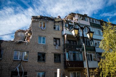 Bakhmut şehri cephe hattında, bir haftadır yoğun bombardıman altında, binalar ağır darbe aldı ve şehirde kalan sakinler ellerinden geldiğince saklanıyorlar.