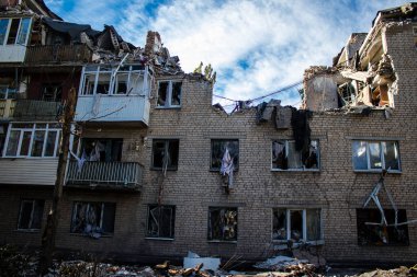 Bakhmut şehri cephe hattında, bir haftadır yoğun bombardıman altında, binalar ağır darbe aldı ve şehirde kalan sakinler ellerinden geldiğince saklanıyorlar.