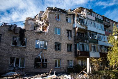 Bakhmut şehri cephe hattında, bir haftadır yoğun bombardıman altında, binalar ağır darbe aldı ve şehirde kalan sakinler ellerinden geldiğince saklanıyorlar.