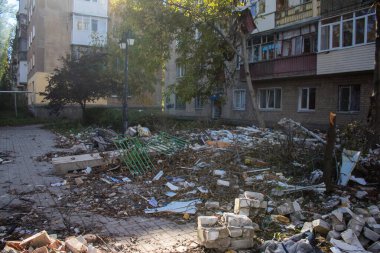 Bakhmut şehri cephe hattında, bir haftadır yoğun bombardıman altında, binalar ağır darbe aldı ve şehirde kalan sakinler ellerinden geldiğince saklanıyorlar.