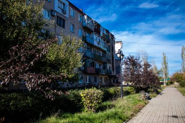 Bakhmut şehri cephe hattında, bir haftadır yoğun bombardıman altında, binalar ağır darbe aldı ve şehirde kalan sakinler ellerinden geldiğince saklanıyorlar.