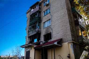 Bakhmut şehri cephe hattında, bir haftadır yoğun bombardıman altında, binalar ağır darbe aldı ve şehirde kalan sakinler ellerinden geldiğince saklanıyorlar.