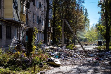 Bakhmut şehri cephe hattında, bir haftadır yoğun bombardıman altında, binalar ağır darbe aldı ve şehirde kalan sakinler ellerinden geldiğince saklanıyorlar.