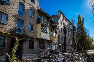 Bakhmut şehri cephe hattında, bir haftadır yoğun bombardıman altında, binalar ağır darbe aldı ve şehirde kalan sakinler ellerinden geldiğince saklanıyorlar.