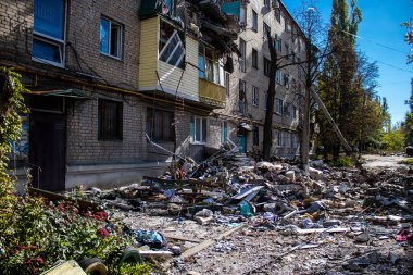 Bakhmut şehri cephe hattında, bir haftadır yoğun bombardıman altında, binalar ağır darbe aldı ve şehirde kalan sakinler ellerinden geldiğince saklanıyorlar.