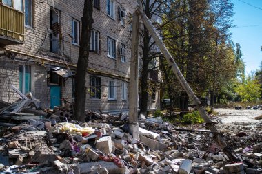 Bakhmut şehri cephe hattında, bir haftadır yoğun bombardıman altında, binalar ağır darbe aldı ve şehirde kalan sakinler ellerinden geldiğince saklanıyorlar.