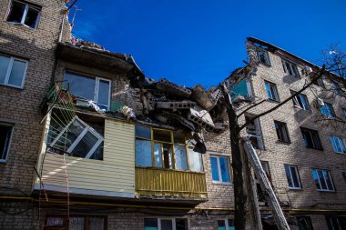 Bakhmut şehri cephe hattında, bir haftadır yoğun bombardıman altında, binalar ağır darbe aldı ve şehirde kalan sakinler ellerinden geldiğince saklanıyorlar.