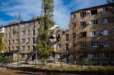 Bakhmut şehri cephe hattında, bir haftadır yoğun bombardıman altında, binalar ağır darbe aldı ve şehirde kalan sakinler ellerinden geldiğince saklanıyorlar.