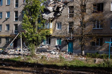 Bakhmut şehri cephe hattında, bir haftadır yoğun bombardıman altında, binalar ağır darbe aldı ve şehirde kalan sakinler ellerinden geldiğince saklanıyorlar.