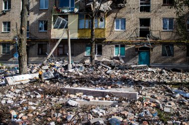 Bakhmut şehri cephe hattında, bir haftadır yoğun bombardıman altında, binalar ağır darbe aldı ve şehirde kalan sakinler ellerinden geldiğince saklanıyorlar.