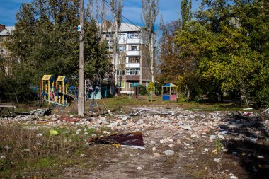 Bakhmut şehri cephe hattında, bir haftadır yoğun bombardıman altında, binalar ağır darbe aldı ve şehirde kalan sakinler ellerinden geldiğince saklanıyorlar.