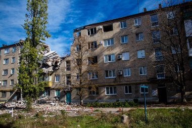 Bakhmut şehri cephe hattında, bir haftadır yoğun bombardıman altında, binalar ağır darbe aldı ve şehirde kalan sakinler ellerinden geldiğince saklanıyorlar.