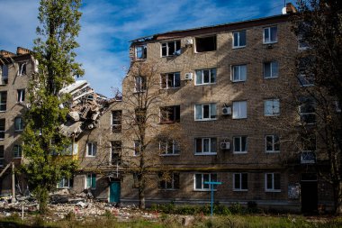 Bakhmut şehri cephe hattında, bir haftadır yoğun bombardıman altında, binalar ağır darbe aldı ve şehirde kalan sakinler ellerinden geldiğince saklanıyorlar.