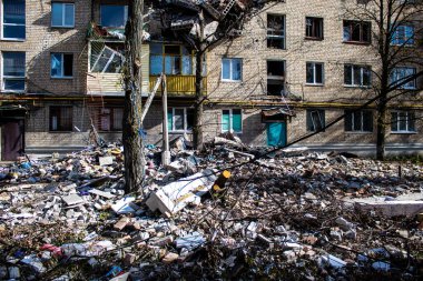 Bakhmut şehri cephe hattında, bir haftadır yoğun bombardıman altında, binalar ağır darbe aldı ve şehirde kalan sakinler ellerinden geldiğince saklanıyorlar.