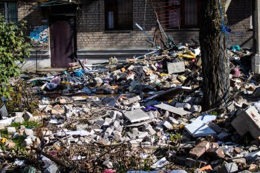 Bakhmut şehri cephe hattında, bir haftadır yoğun bombardıman altında, binalar ağır darbe aldı ve şehirde kalan sakinler ellerinden geldiğince saklanıyorlar.
