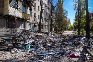 Bakhmut şehri cephe hattında, bir haftadır yoğun bombardıman altında, binalar ağır darbe aldı ve şehirde kalan sakinler ellerinden geldiğince saklanıyorlar.