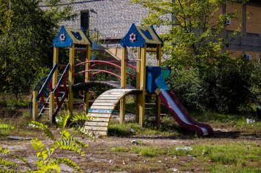 Bakhmut şehri cephe hattında, bir haftadır yoğun bombardıman altında, binalar ağır darbe aldı ve şehirde kalan sakinler ellerinden geldiğince saklanıyorlar.