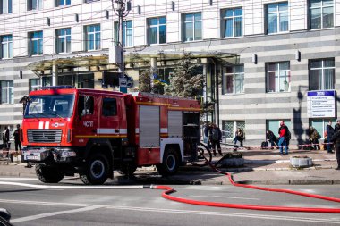 Büyük Rus İHA saldırılarından sonra Kyiv şehir merkezindeki merkez tren istasyonu yakınlarındaki bir binanın cephesi ağır darbe aldı. İtfaiyeciler, Kyiv 'in merkezindeki saldırının olduğu yerdeler.