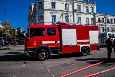 Büyük Rus İHA saldırılarından sonra Kyiv şehir merkezindeki merkez tren istasyonu yakınlarındaki bir binanın cephesi ağır darbe aldı. İtfaiyeciler, Kyiv 'in merkezindeki saldırının olduğu yerdeler.