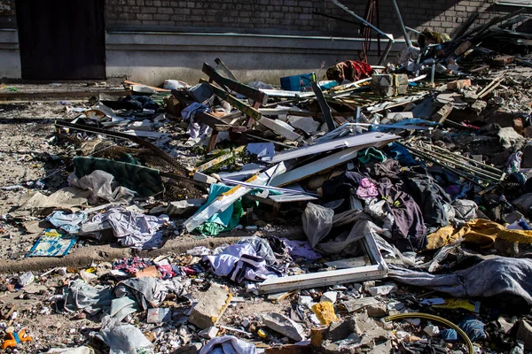 Bakhmut şehri cephe hattında, bir haftadır yoğun bombardıman altında, binalar ağır darbe aldı ve şehirde kalan sakinler ellerinden geldiğince saklanıyorlar.