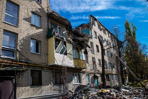 Bakhmut şehri cephe hattında, bir haftadır yoğun bombardıman altında, binalar ağır darbe aldı ve şehirde kalan sakinler ellerinden geldiğince saklanıyorlar.