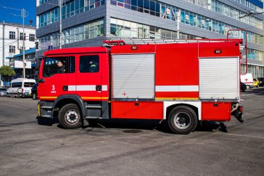 Büyük Rus İHA saldırılarından sonra Kyiv şehir merkezindeki merkez tren istasyonu yakınlarındaki bir binanın cephesi ağır darbe aldı. İtfaiyeciler, Kyiv 'in merkezindeki saldırının olduğu yerdeler.