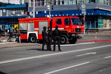 Büyük Rus İHA saldırılarından sonra Kyiv şehir merkezindeki merkez tren istasyonu yakınlarındaki bir binanın cephesi ağır darbe aldı. İtfaiyeciler, Kyiv 'in merkezindeki saldırının olduğu yerdeler.