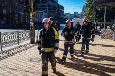 Büyük Rus İHA saldırılarından sonra Kyiv şehir merkezindeki merkez tren istasyonu yakınlarındaki bir binanın cephesi ağır darbe aldı. İtfaiyeciler, Kyiv 'in merkezindeki saldırının olduğu yerdeler.