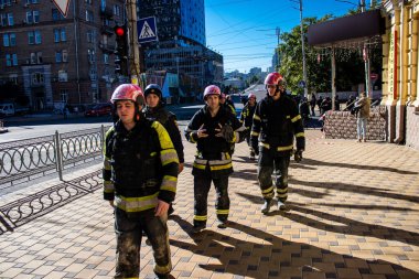 Büyük Rus İHA saldırılarından sonra Kyiv şehir merkezindeki merkez tren istasyonu yakınlarındaki bir binanın cephesi ağır darbe aldı. İtfaiyeciler, Kyiv 'in merkezindeki saldırının olduğu yerdeler.