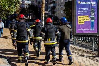 Büyük Rus İHA saldırılarından sonra Kyiv şehir merkezindeki merkez tren istasyonu yakınlarındaki bir binanın cephesi ağır darbe aldı. İtfaiyeciler, Kyiv 'in merkezindeki saldırının olduğu yerdeler.