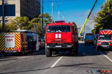 Büyük Rus İHA saldırılarından sonra Kyiv şehir merkezindeki merkez tren istasyonu yakınlarındaki bir binanın cephesi ağır darbe aldı. İtfaiyeciler, Kyiv 'in merkezindeki saldırının olduğu yerdeler.