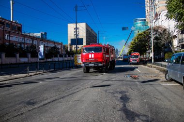 Büyük Rus İHA saldırılarından sonra Kyiv şehir merkezindeki merkez tren istasyonu yakınlarındaki bir binanın cephesi ağır darbe aldı. İtfaiyeciler, Kyiv 'in merkezindeki saldırının olduğu yerdeler.