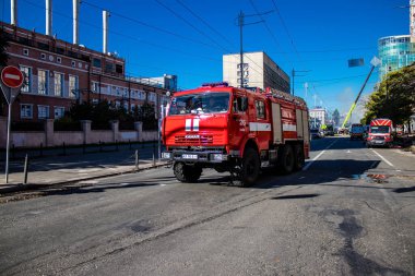 Büyük Rus İHA saldırılarından sonra Kyiv şehir merkezindeki merkez tren istasyonu yakınlarındaki bir binanın cephesi ağır darbe aldı. İtfaiyeciler, Kyiv 'in merkezindeki saldırının olduğu yerdeler.