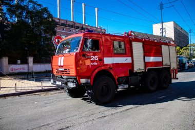 Büyük Rus İHA saldırılarından sonra Kyiv şehir merkezindeki merkez tren istasyonu yakınlarındaki bir binanın cephesi ağır darbe aldı. İtfaiyeciler, Kyiv 'in merkezindeki saldırının olduğu yerdeler.