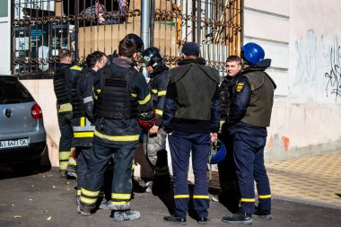 Büyük Rus İHA saldırılarından sonra Kyiv şehir merkezindeki merkez tren istasyonu yakınlarındaki bir binanın cephesi ağır darbe aldı. İtfaiyeciler, Kyiv 'in merkezindeki saldırının olduğu yerdeler.