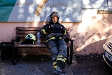 Büyük Rus İHA saldırılarından sonra Kyiv şehir merkezindeki merkez tren istasyonu yakınlarındaki bir binanın cephesi ağır darbe aldı. İtfaiyeciler, Kyiv 'in merkezindeki saldırının olduğu yerdeler.