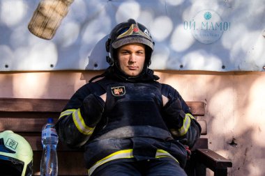 Büyük Rus İHA saldırılarından sonra Kyiv şehir merkezindeki merkez tren istasyonu yakınlarındaki bir binanın cephesi ağır darbe aldı. İtfaiyeciler, Kyiv 'in merkezindeki saldırının olduğu yerdeler.