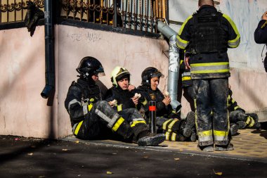 Büyük Rus İHA saldırılarından sonra Kyiv şehir merkezindeki merkez tren istasyonu yakınlarındaki bir binanın cephesi ağır darbe aldı. İtfaiyeciler, Kyiv 'in merkezindeki saldırının olduğu yerdeler.