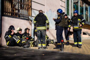 Büyük Rus İHA saldırılarından sonra Kyiv şehir merkezindeki merkez tren istasyonu yakınlarındaki bir binanın cephesi ağır darbe aldı. İtfaiyeciler, Kyiv 'in merkezindeki saldırının olduğu yerdeler.