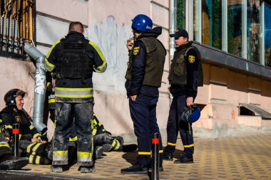 Büyük Rus İHA saldırılarından sonra Kyiv şehir merkezindeki merkez tren istasyonu yakınlarındaki bir binanın cephesi ağır darbe aldı. İtfaiyeciler, Kyiv 'in merkezindeki saldırının olduğu yerdeler.