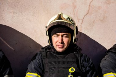 Büyük Rus İHA saldırılarından sonra Kyiv şehir merkezindeki merkez tren istasyonu yakınlarındaki bir binanın cephesi ağır darbe aldı. İtfaiyeciler, Kyiv 'in merkezindeki saldırının olduğu yerdeler.