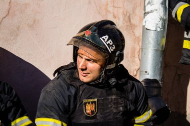 Büyük Rus İHA saldırılarından sonra Kyiv şehir merkezindeki merkez tren istasyonu yakınlarındaki bir binanın cephesi ağır darbe aldı. İtfaiyeciler, Kyiv 'in merkezindeki saldırının olduğu yerdeler.