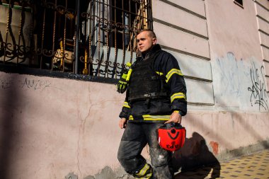 Büyük Rus İHA saldırılarından sonra Kyiv şehir merkezindeki merkez tren istasyonu yakınlarındaki bir binanın cephesi ağır darbe aldı. İtfaiyeciler, Kyiv 'in merkezindeki saldırının olduğu yerdeler.