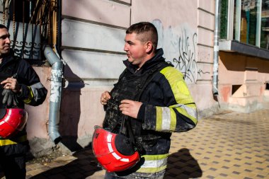 Büyük Rus İHA saldırılarından sonra Kyiv şehir merkezindeki merkez tren istasyonu yakınlarındaki bir binanın cephesi ağır darbe aldı. İtfaiyeciler, Kyiv 'in merkezindeki saldırının olduğu yerdeler.