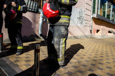 Büyük Rus İHA saldırılarından sonra Kyiv şehir merkezindeki merkez tren istasyonu yakınlarındaki bir binanın cephesi ağır darbe aldı. İtfaiyeciler, Kyiv 'in merkezindeki saldırının olduğu yerdeler.